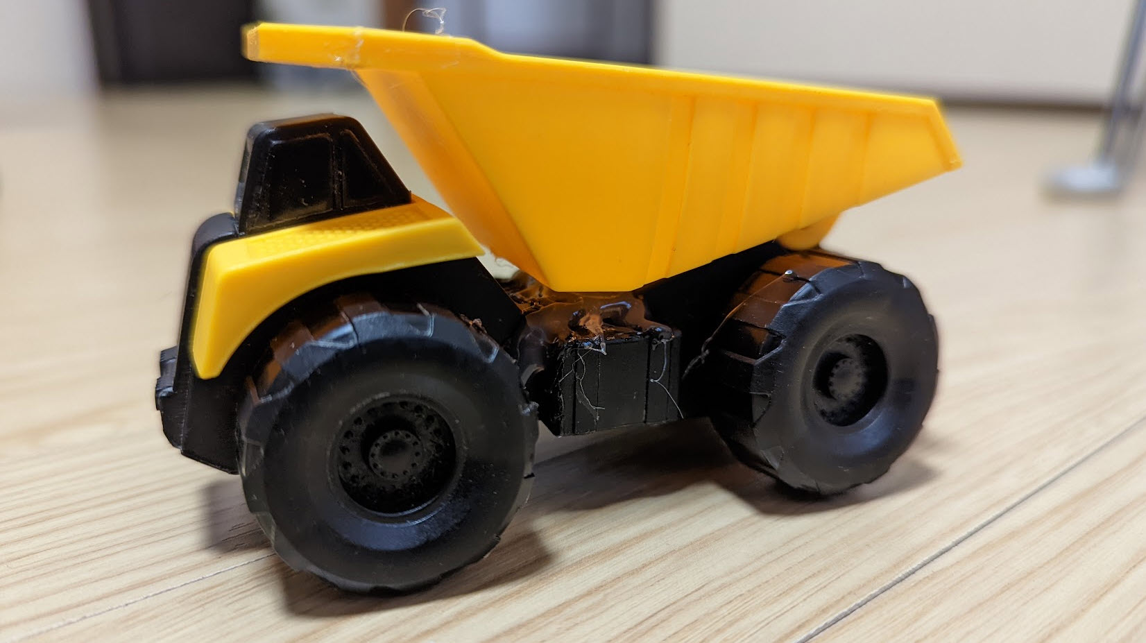 グルーガンでプラスチック製ダンプカーおもちゃを修理したメモ のサムネイル